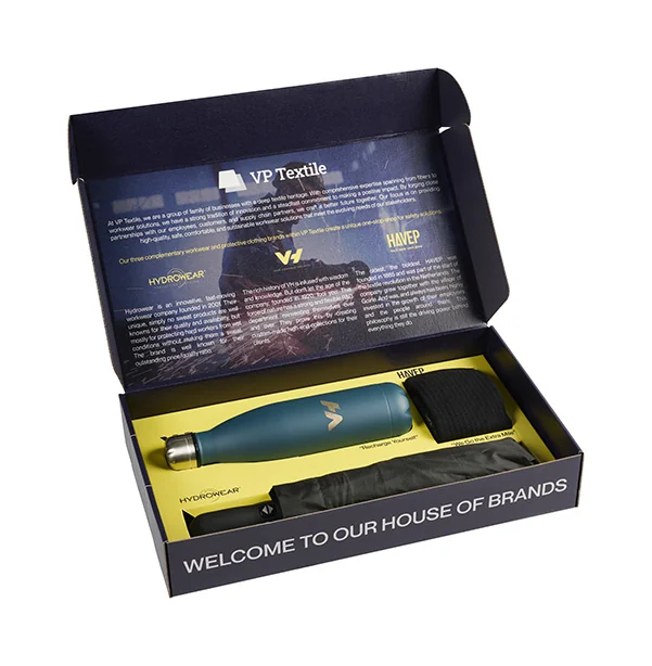 Geschenkset met fles en paraplu in giftbox met eigen opdruk als maatwerk relatiegeschenk