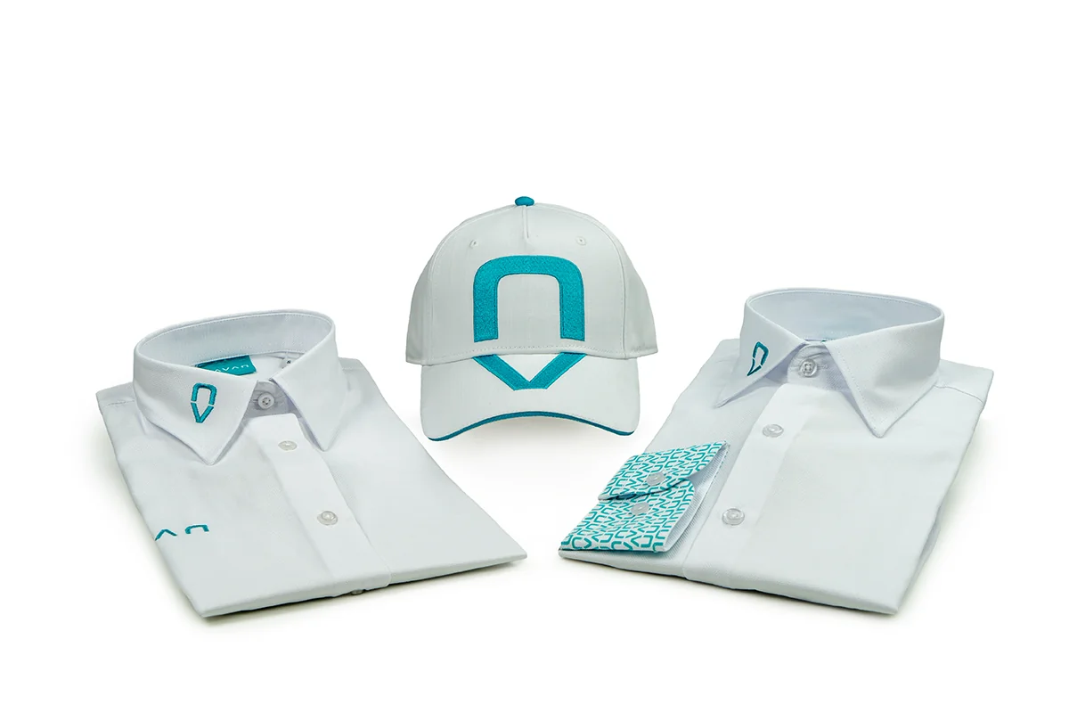Twee overhemden en een cap met geborduurd logo in huisstijl als maatwerk merchandise relatiegeschenk