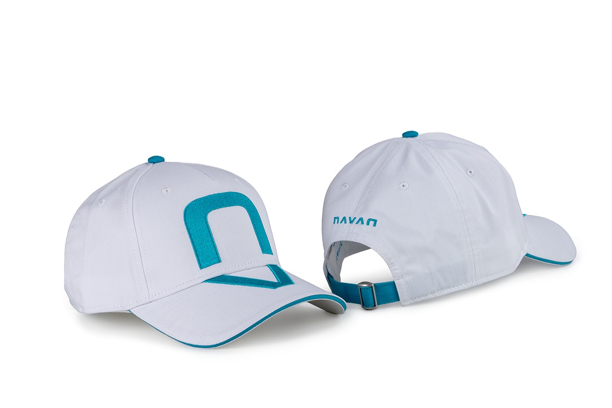 cap op maat gemaakt in een premium katoenen stof en de visor, button en logo in dezelfde PMS kleur