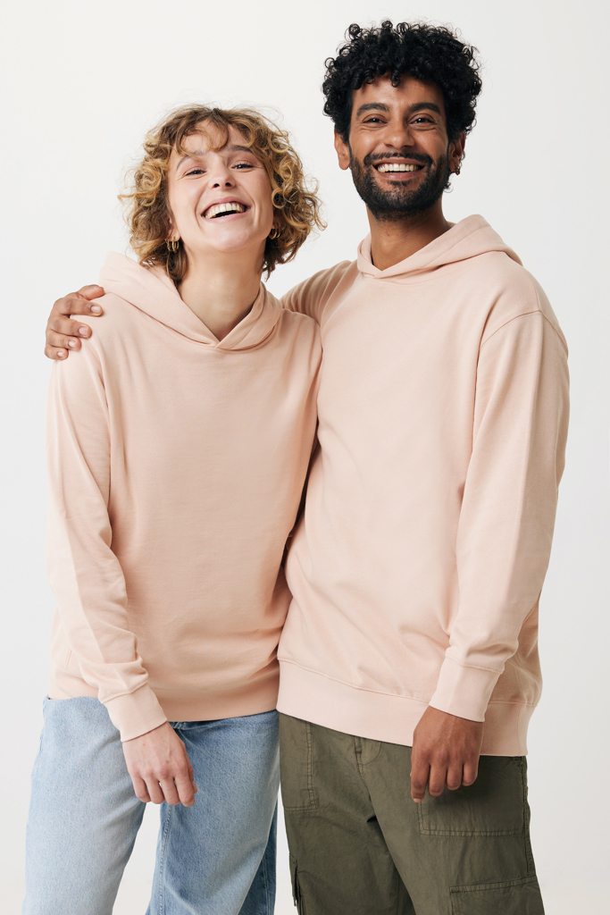 Twee collega's in bedrukte hoodies als relatiegeschenk voor een teambuildingdag