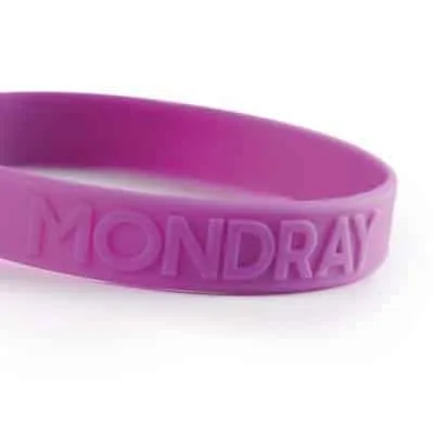 verhoogd logo op een siliconen armband
