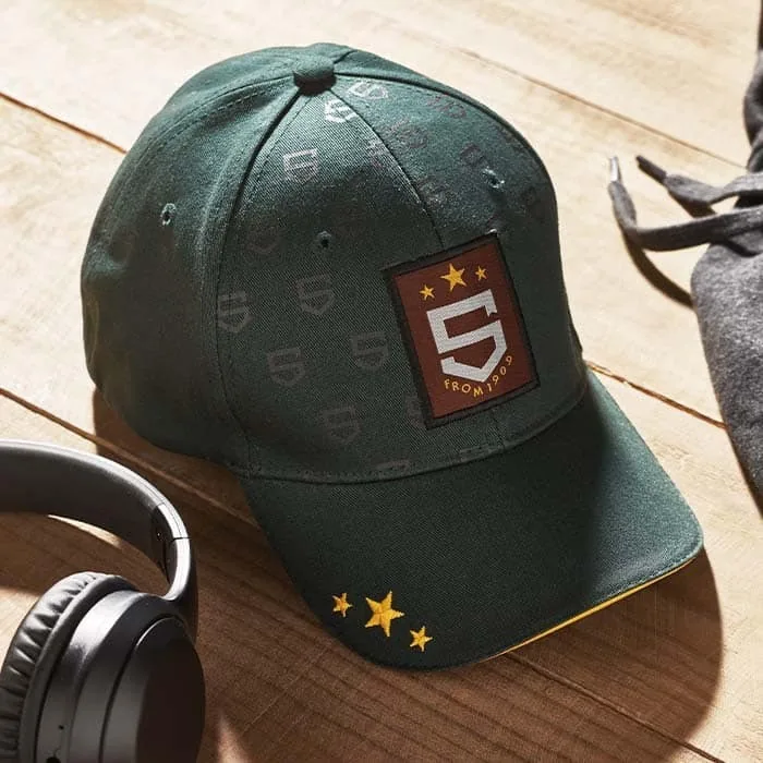 geweven patch op een cap custom made
