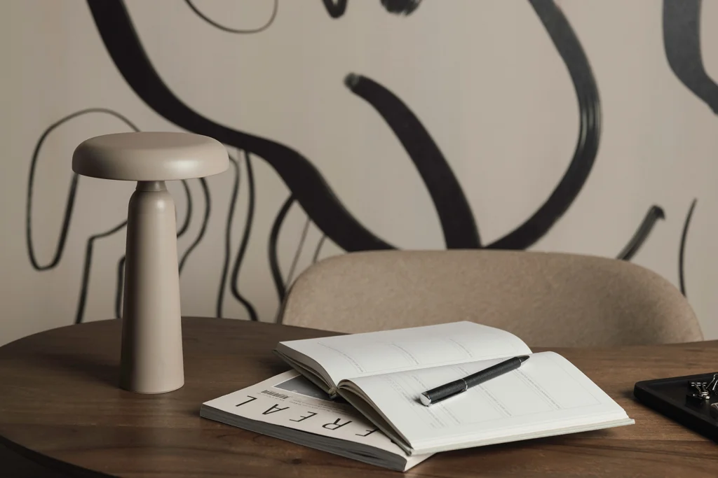 Werkplek met bureaulamp, open notitieboek en pen - ruimte voor doordachte ideeën