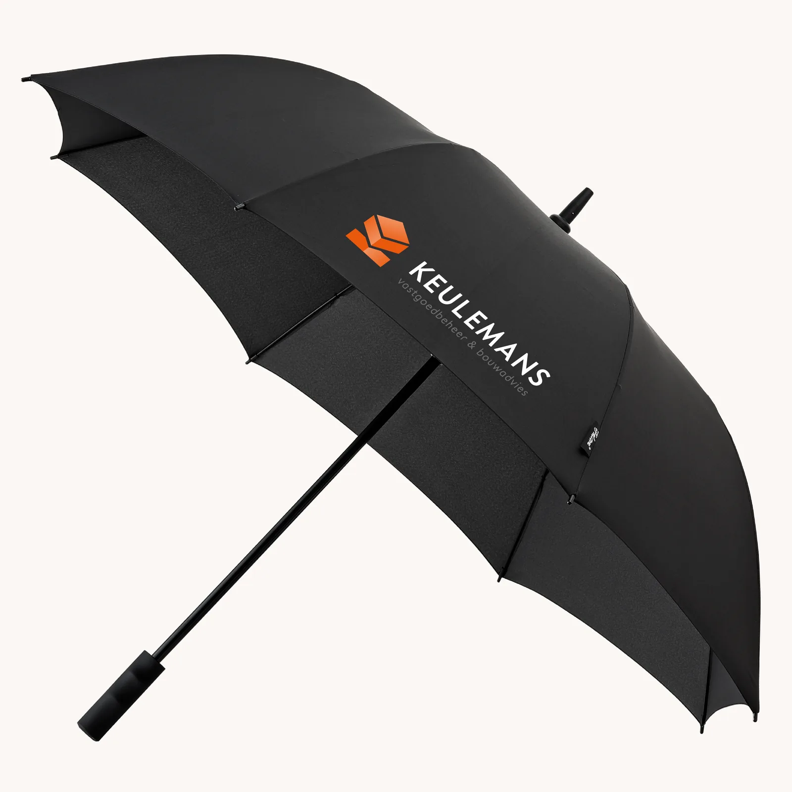 Zwarte paraplu met logo als hoogwaardig relatiegeschenk, afgestemd op de huisstijl van de organisatie.