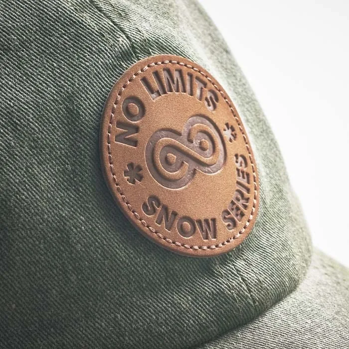 pu lederen label op een cap