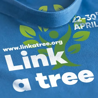 zeefdruk in wit en groen op een blauwe tas